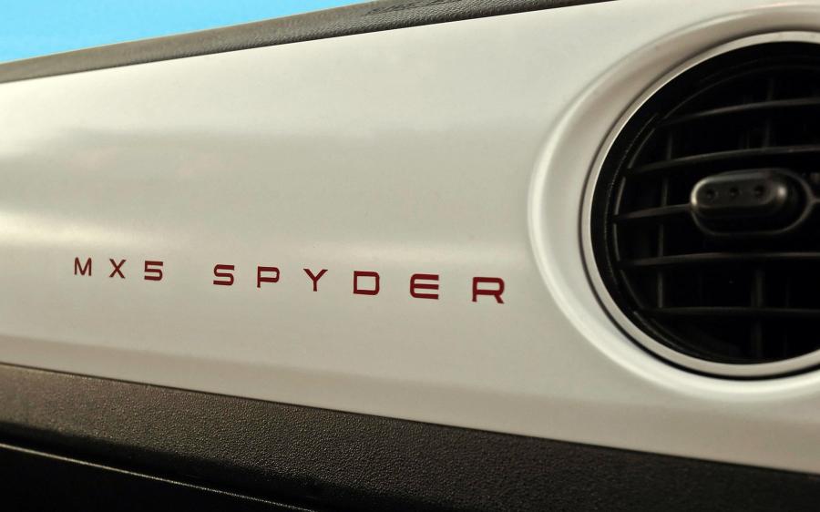  Mazda MX-5 Spyder Concept 2011 года  (фото 4 из 21)